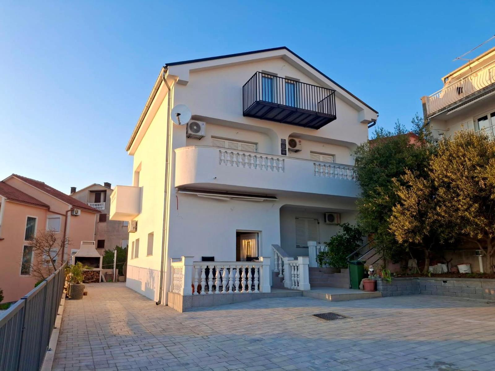 Lescanec Apartment *